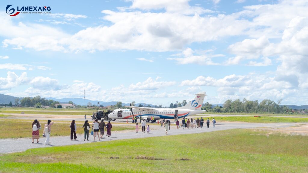 flight from Xieng khouang to Luang prabang